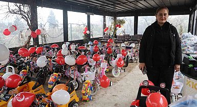 Depremzede öksüz ve yetim çocukların yüzü hediyelerle güldü