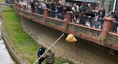 Dere yatağında mahsur kalan köpek itfaiye ve vatandaşın yardımıyla kurtarıldı