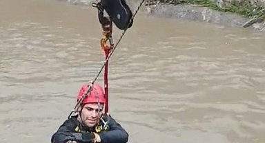 Dereye düşen köpek itfaiye tarafından kurtarıldı