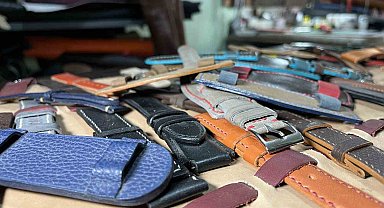 Deri ve sanatı buluşturup el emeğiyle saat kordonu yapıyor