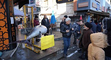 Dev Orkinos Erzincan'da olay oldu! Tezgâh önünde fotoğraf yarışı