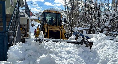 Devletten beklemedi, kardan kapanan köy yollarını kendi açtı