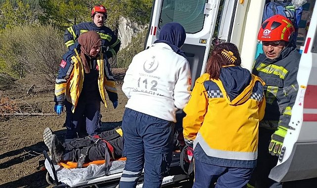 Devrilen traktör sürücüsü itfaiye tarafından kurtarıldı