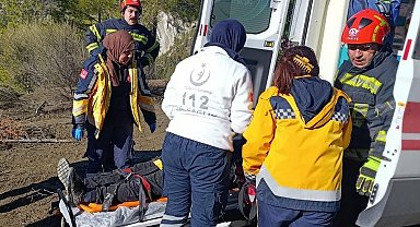 Devrilen traktör sürücüsü itfaiye tarafından kurtarıldı