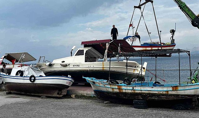 Dikili'de balıkçı tekneleri fırtınaya karşı karaya alındı