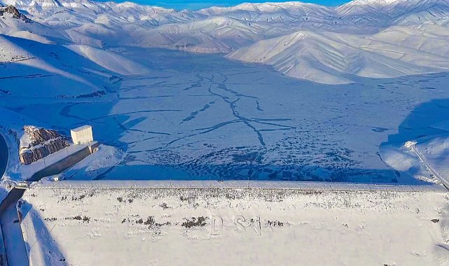 Dilimli Barajı buzla kaplandı