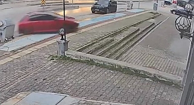 Direksiyon Dersi Kazayla Bitti: Araç Kaldırımdan İş Yerinin Önüne Uçtu