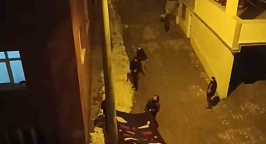 Direkte mahsur kalan kedi açılan battaniye ile kurtarıldı