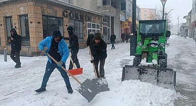 Diyadin'de karla mücadele çalışmaları devam ediyor