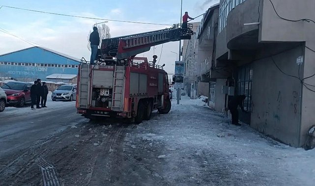 Diyadin'de tehlike oluşturan buz sarkıtları temizlendi