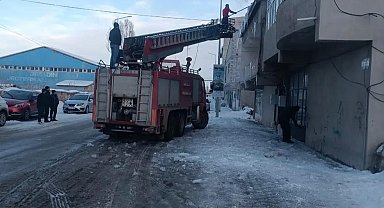 Diyadin'de tehlike oluşturan buz sarkıtları temizlendi