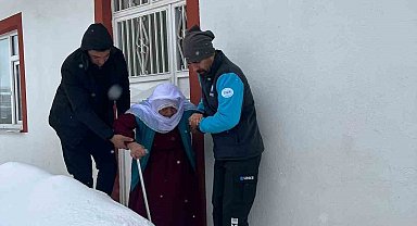 Diyaliz hastası kadın paletli araçla alınıp sağlık kuruluşuna ulaştırıldı