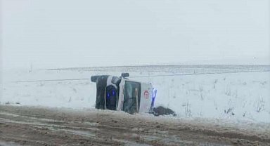 Diyarbakır'da ambulans devrildi: 3 yaralı