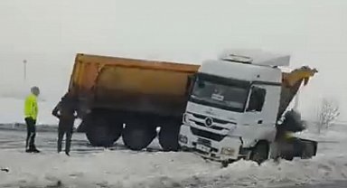 Diyarbakır'da aynı güzergahta 5 araç kazaya karıştı