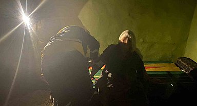 Diyarbakır'da belediye ve sağlık ekipleri yolu kapalı köydeki yaşlı çifte böyle ulaştı