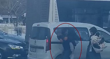 Diyarbakır'da bir vatandaş tıkanan yolda hastasını sırtında taşıdı
