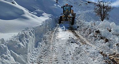 Diyarbakır'da kapalı yolların açılması için çalışmalar sürüyor