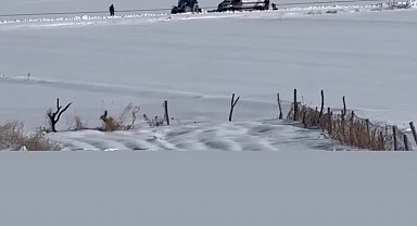 Diyarbakır'da kara saplanan ambulans, köylüler tarafından çıkartıldı
