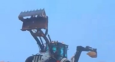 Diyarbakır'da kepçe operatörü iş makinasıyla drift attı