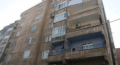 Diyarbakır'da kolonu çatlayan bina sakinleri hırsızlar için nöbet tutuyor