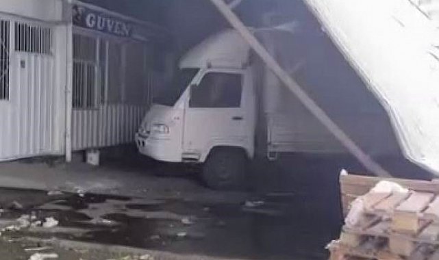 Diyarbakır'da yoğun kar çatıları devirdi