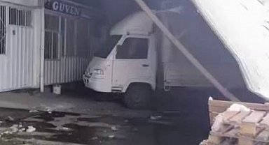 Diyarbakır'da yoğun kar çatıları devirdi