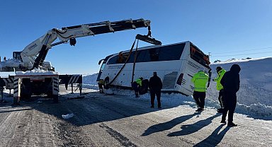 Diyarbakır'da yolcu otobüsü devrildi: 6 yaralı