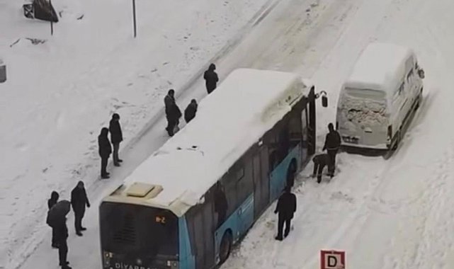 Diyarbakır'da yolda kalan halk otobüslerini vatandaşlar itti