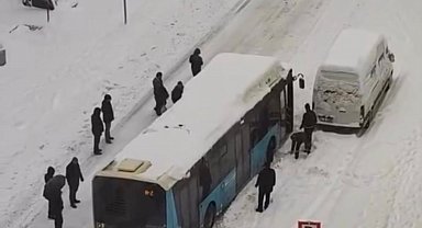 Diyarbakır'da yolda kalan halk otobüslerini vatandaşlar itti