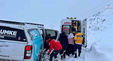 Diyarbakır'da zorlu kış şartlarında sağlık seferberliği: Kapalı yollarda UMKE ve 112'den zamanla yarış