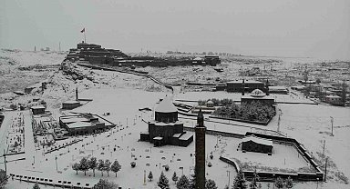 Doğu'nun incisi Kars, beyaz gelinliğini giydi: Beyaza bürünen kent havadan görüntülendi