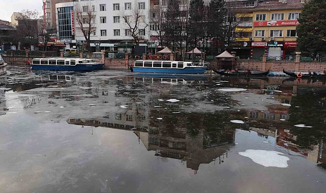 Donan Porsuk Çayı'nın buzu erimeye başladı