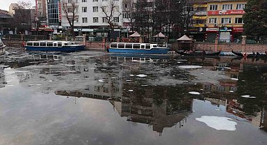Donan Porsuk Çayı'nın buzu erimeye başladı
