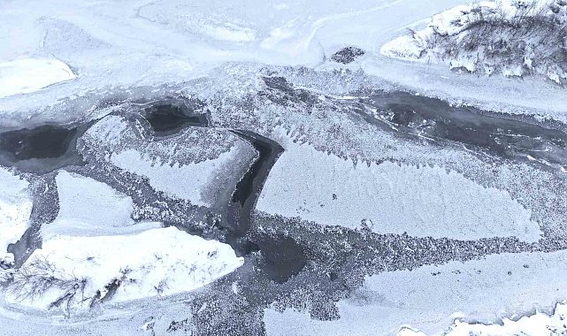 Dondurucu soğukların hakim olduğu Muş'ta Karasu Nehri buz tuttu