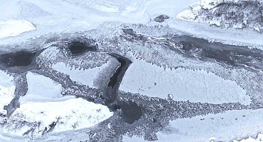 Dondurucu soğukların hakim olduğu Muş'ta Karasu Nehri buz tuttu