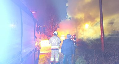 Dörtyol'da yanan otomobil kullanılmaz hale geldi