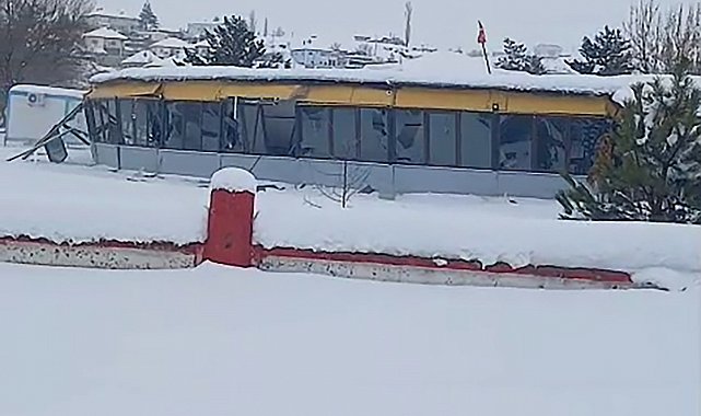 Düğün salonunun çatısı, yağan karın ağırlığına dayanamadı