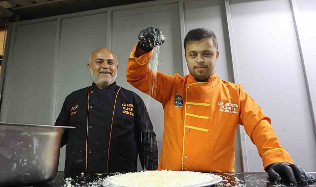 Dünyanın en iyi tatlısı seçilen 'Antakya Künefesi' down sendromlu Mehmet'in ellerinde tat buluyor