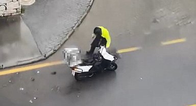 Duyarlı motokurye su mazgalında biriken çöpleri temizledi