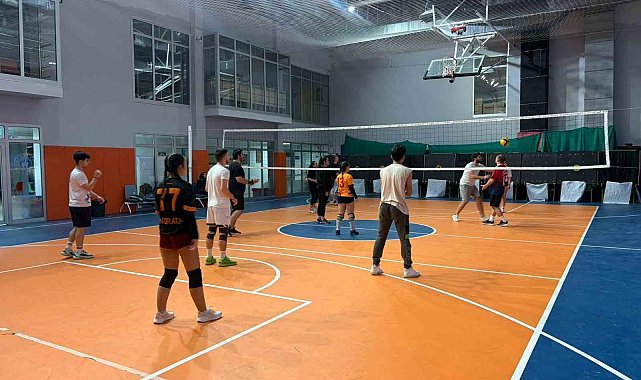Düzce Gençlik Merkezi'nde voleybol heyecanı sürüyor