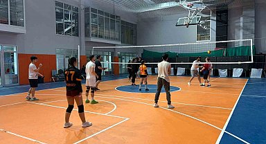 Düzce Gençlik Merkezi'nde voleybol heyecanı sürüyor