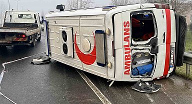 Düzce'de ambulans devrildi: 2 yaralı