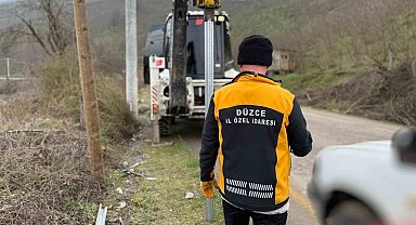 Düzce'de grup yollarında tabela çalışmaları sürüyor