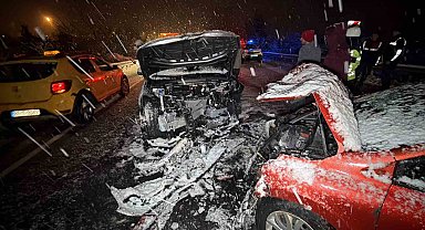 Düzce'de kafa kafaya çarpışan araçlar hurdaya döndü: 7 yaralı