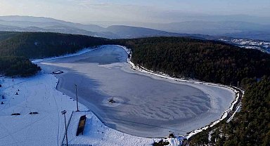 Düzce'de Topuk Yaylası Göleti buz tuttu
