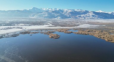 Eber Gölü soğuk hava nedeniyle dondu