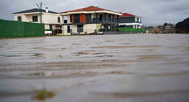 Edirne'de milyonluk villalar sular altında kaldı