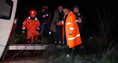 Edirne'de minibüs sulama kanalına düştü: Mahsur kalanlar kurtarıldı