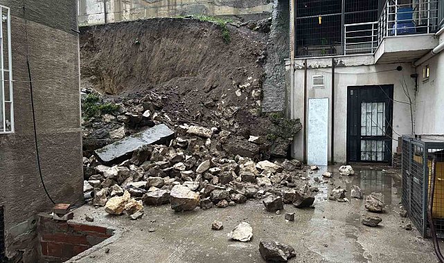 Edirne'de sağanak sonrası istinat duvarı çöktü: Balkonlar zarar gördü