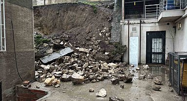 Edirne'de sağanak sonrası istinat duvarı çöktü: Balkonlar zarar gördü